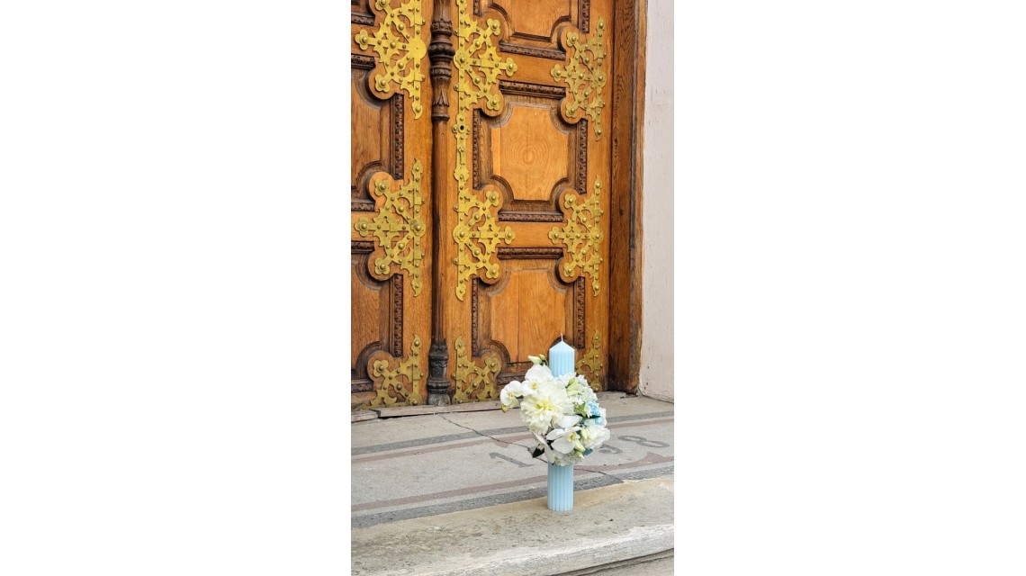 Lumânare scurtă botez stâlp bleu cu bujori albi si hortensii albastre 9